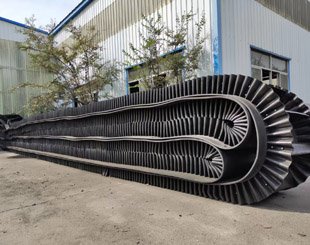 Conveyor belt for steel mills